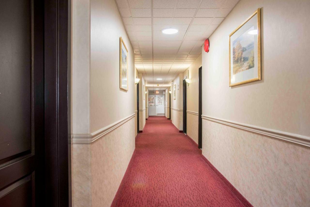 Ramada Limited 100 Mile House Otel Dış mekan fotoğraf